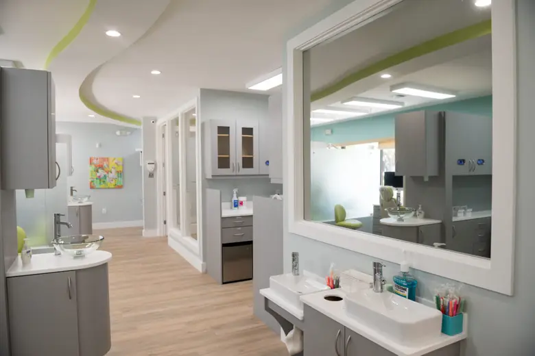 Modern orthodontic treatment room at Miami Braces, featuring privacy dividers, sleek cabinetry, and a welcoming atmosphere for braces and Invisalign patients.